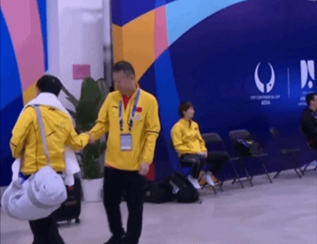 马琳握住莎莎的手，请问呢，这一脸笑是真诚的吗？
放开吧，莎莎今天赢下来，是莎莎和