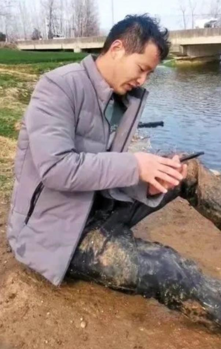 河南人，中！2022年，河南小伙跳河救人，在体力即将耗尽时，他对落水者留下遗言：