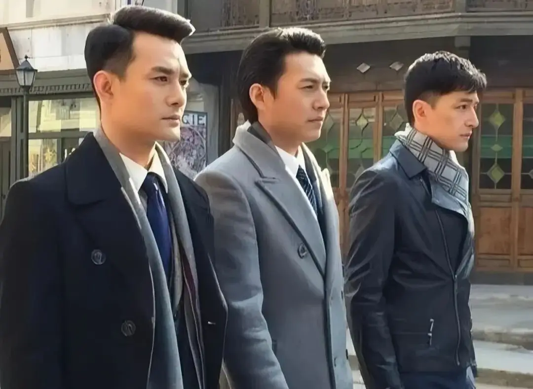 靳东被问到：“如果胡歌和王凯同时找你借钱，你会借给谁？”，这个问题跟掉进水里你会