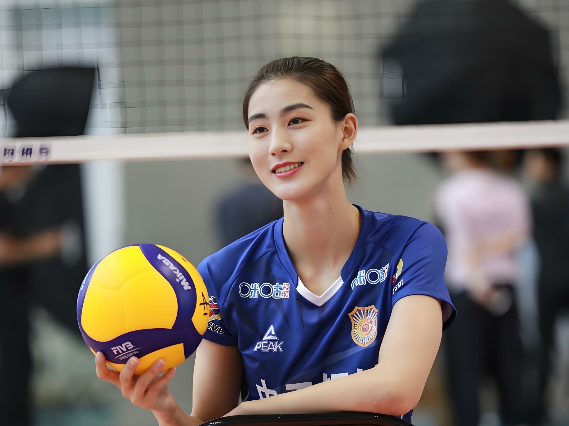 辽宁女排第一局25:18战胜江苏，刁琳宇被拦网砸到眼睛