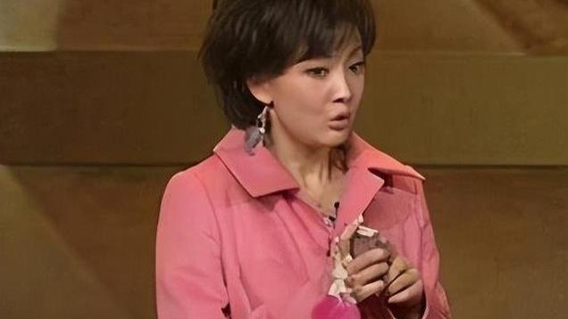 演员牛莉：结婚26年几乎不做饭，连生3个孩子被丈夫一家宠成宝