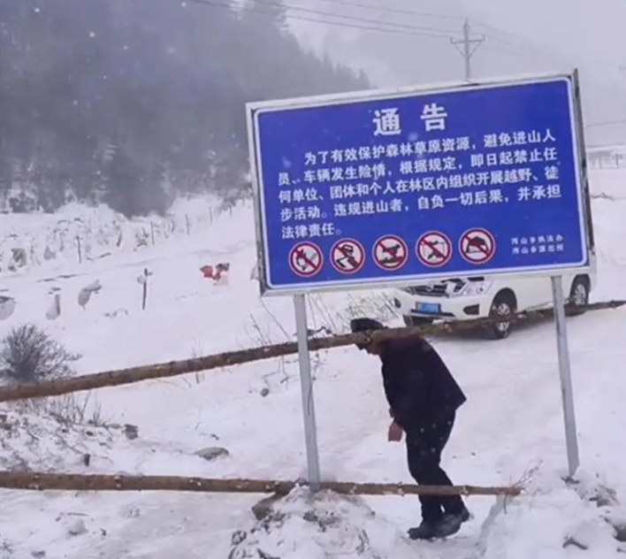 山西忻州，一男子和朋友游玩下山时，遇到村民设卡收费，每辆车付100元后才准下山。