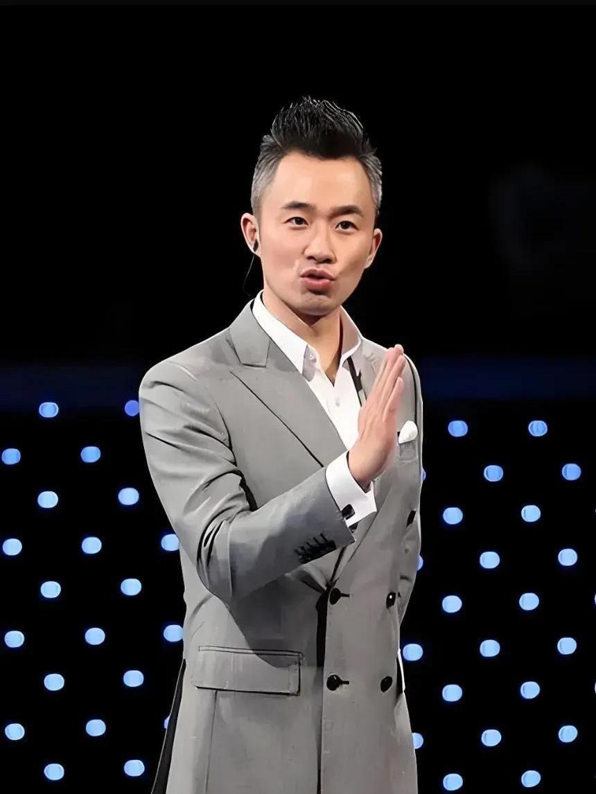 54岁的程雷是上海人，身高182cm，著名主持人，主持风格幽默稳重，曾获金话筒奖