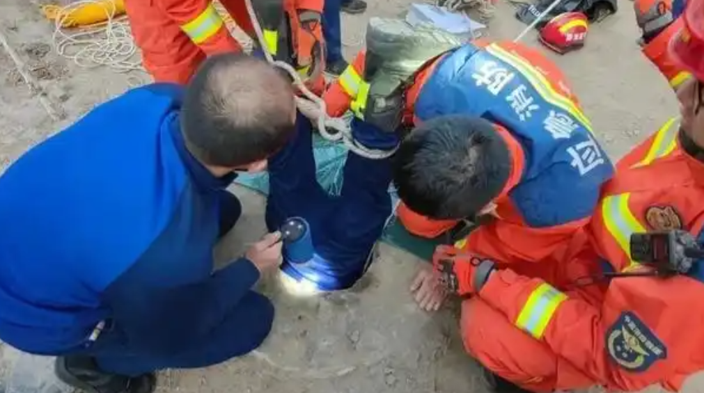 2019年，河南3岁女孩掉入20米枯井，父亲当众下跪向众人求救，可是井口太窄，成