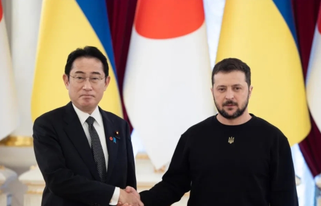 不可思议！日本方面在G7峰会期间不仅宣布与乌克兰签署了长达十年的援助协议、今年就