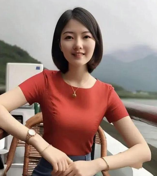 今天看到李长柳，也就是佩霞的父亲发声时，说了句这样的话，有人给他带话说：网民不关