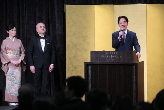 
面对大陆渔民平白枉死，台当局竟大张旗鼓参加“日本天皇庆生酒会”，致辞时极尽谄媚