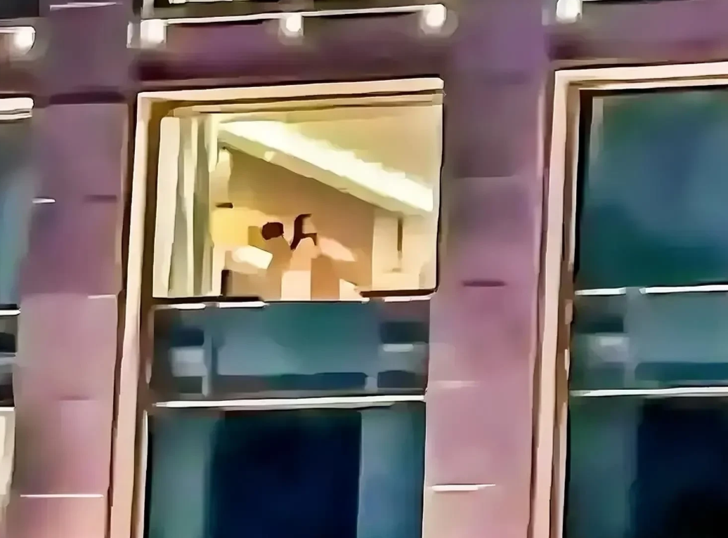 你俩这样谁受得了？
江苏，一对情侣入住酒店，晚上睡觉的时候忘记了拉窗帘，两个人的