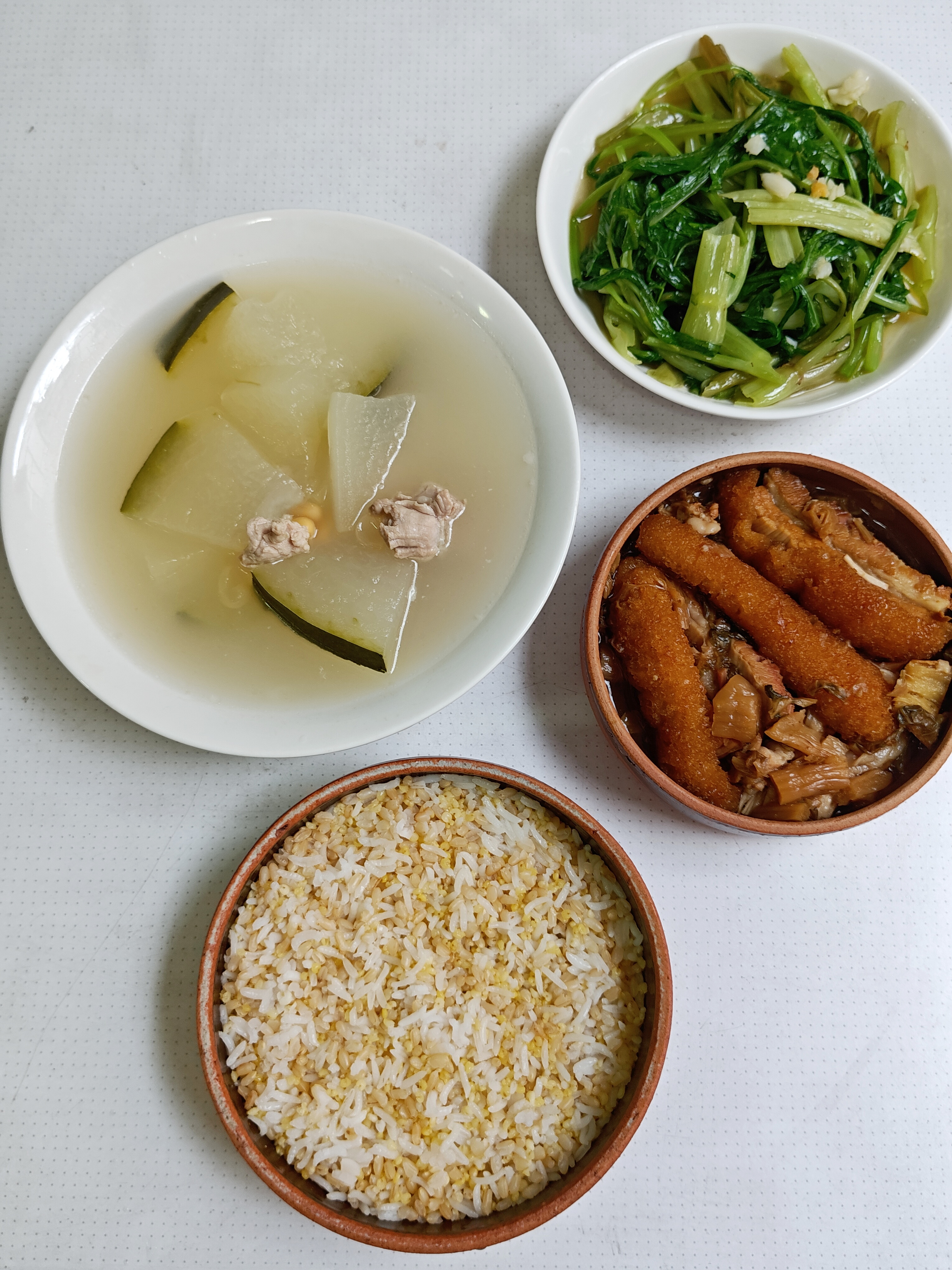 午餐，梅菜扣肉，豆酱炒通菜，猪肉冬瓜汤。  ​​​