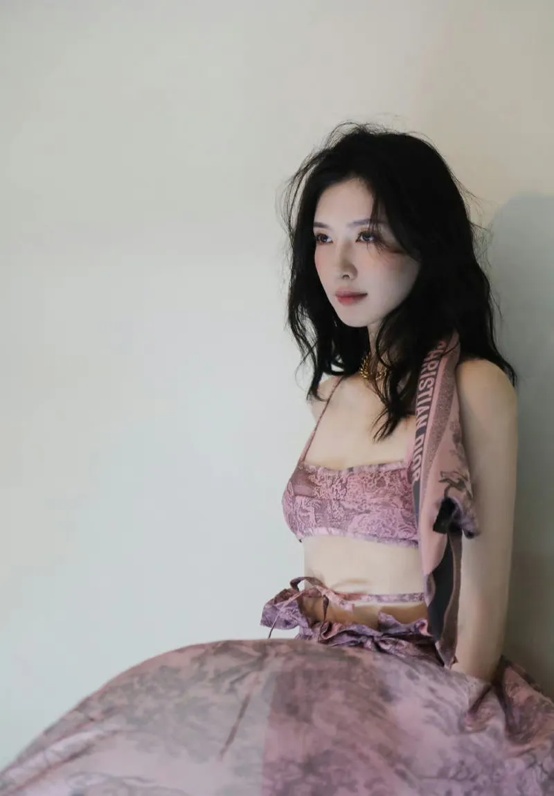 江疏影老师真的是一代尤物，
老胡不选她也是娱乐圈的千古之谜。[捂脸]