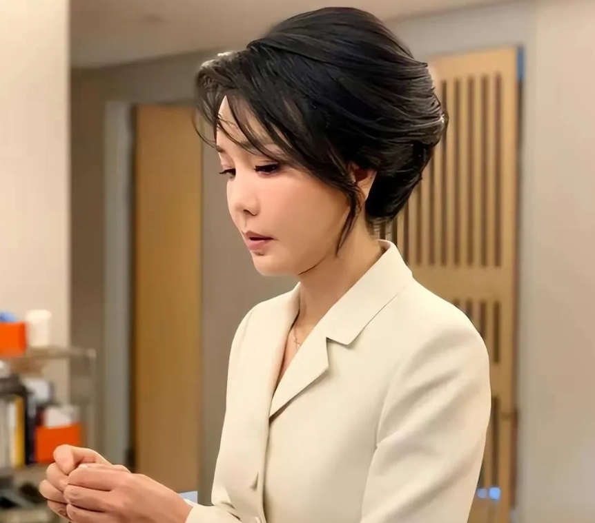 韩国第一夫人金建希

尹锡悦与金建希相差12岁，

两人2012年结婚，之前应该