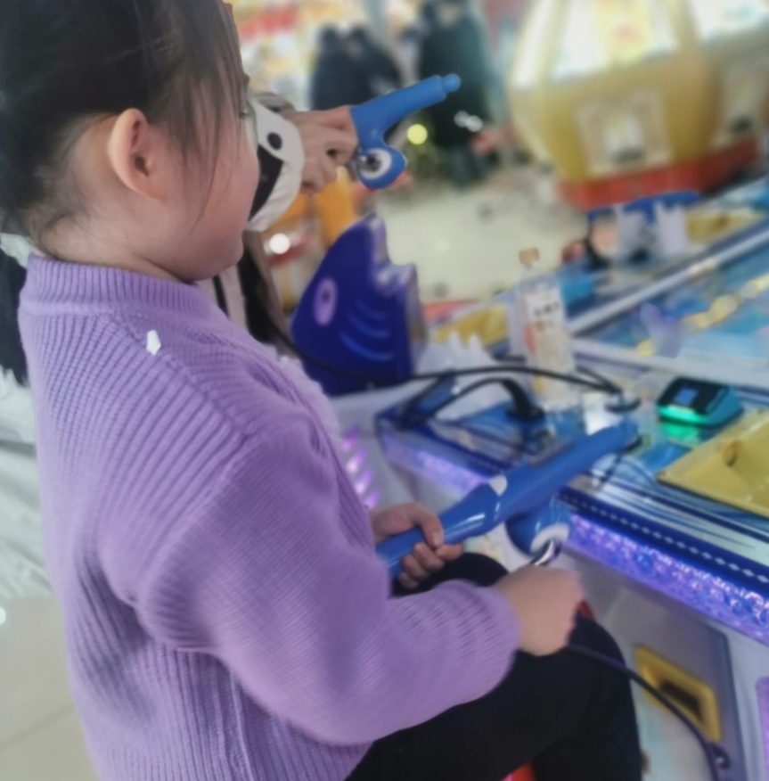 今天玩的这个游戏城太坑爹了！一百个游戏币三下五除二就干完了！吐了一堆的卡片纸最后