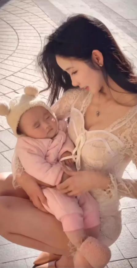 进人园子摘人瓜，逗人孩子想人妈。