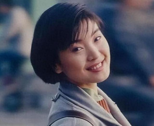 背叛丈夫和医生相好，转移丈夫12亿，靠一首歌在春晚爆红的她真狠（我背叛了老公怎么能给他找回尊严）-第1张图片-九妖电影