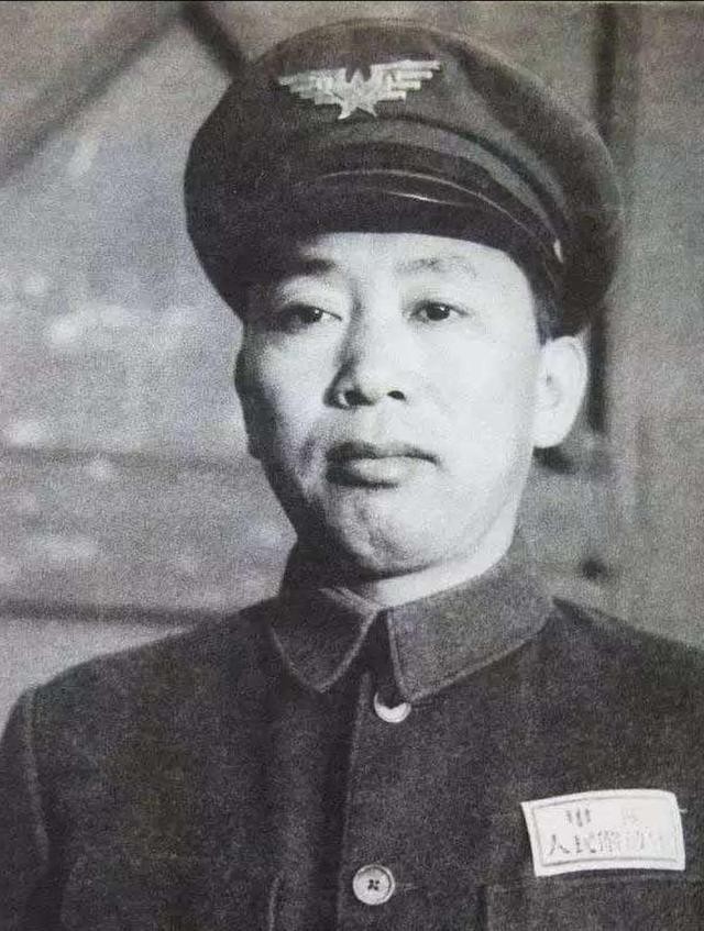 1946年，刘亚楼当上了参谋长，办事雷厉风行，不怕得罪人。
刘亚楼出生于一个贫困