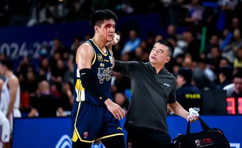 为什么黄荣奇叫“榜一大哥”？
但黄荣奇绝对是广东最佳签约。估计被新疆裁了的黄荣奇