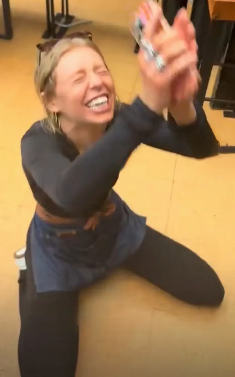 当TikTok恢复美国数据服务时，美女用户喜极而泣！怪不得老拜登下台，这么让人喜