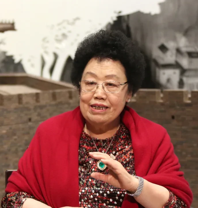 主持人问陈丽华:“你家财万贯，平时应该很会保养吧？”陈丽华却说:“我一天才花10