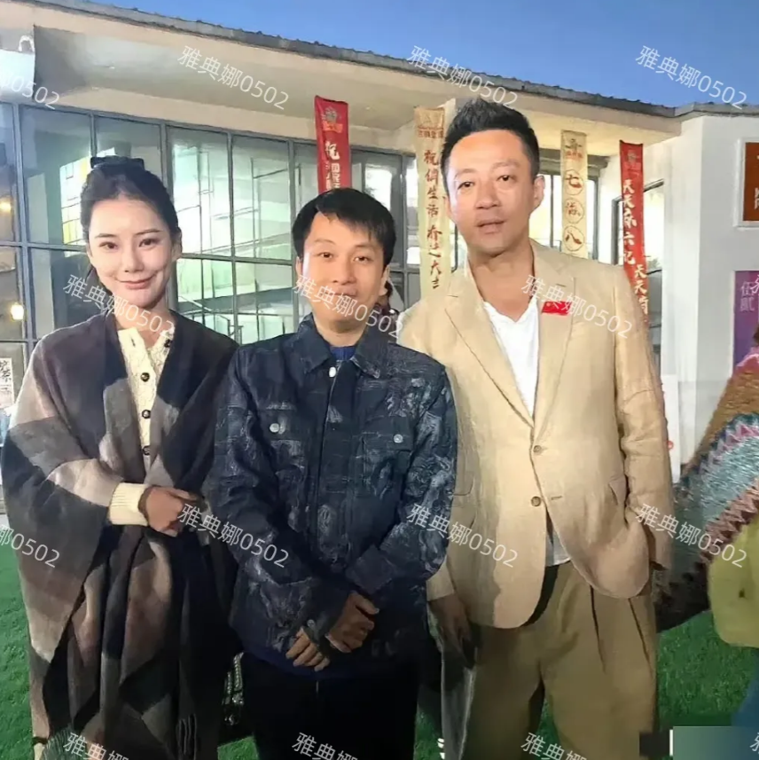 汪小菲的二婚妻子马筱梅生图一点儿也不好看，脸是歪的笑起来很诡异，汪小菲眼睛很肿眼