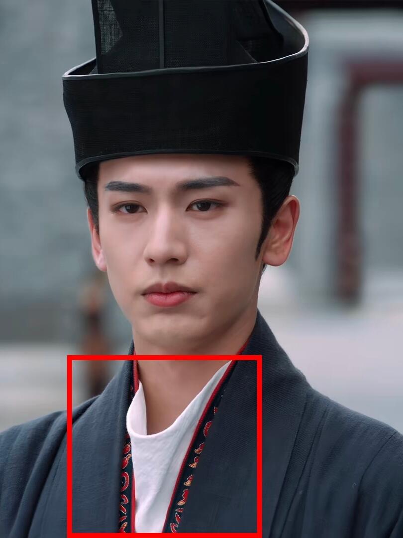 一眼看错，以为裴相戴了一个围脖呢！