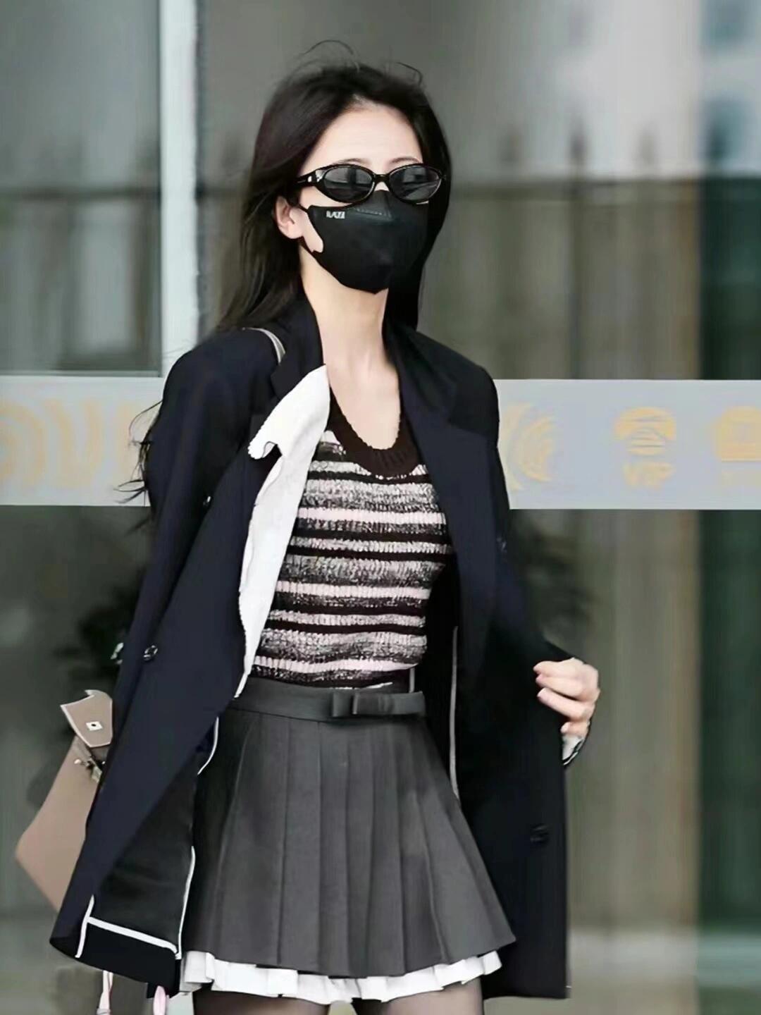 白鹿这身学院风搭配黑丝怎么样