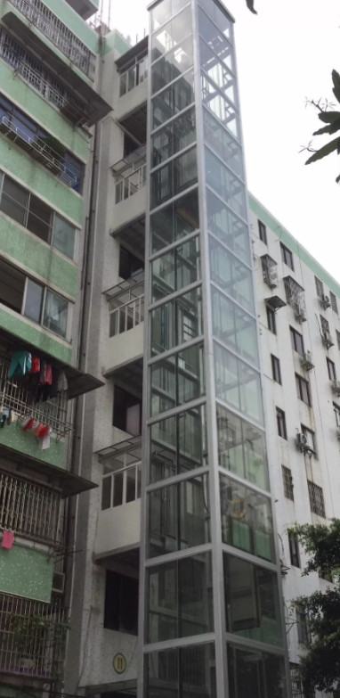 广东广州，一座老旧居民楼里，这栋楼共有72户人家，大家商量着凑钱装一部电梯。每家