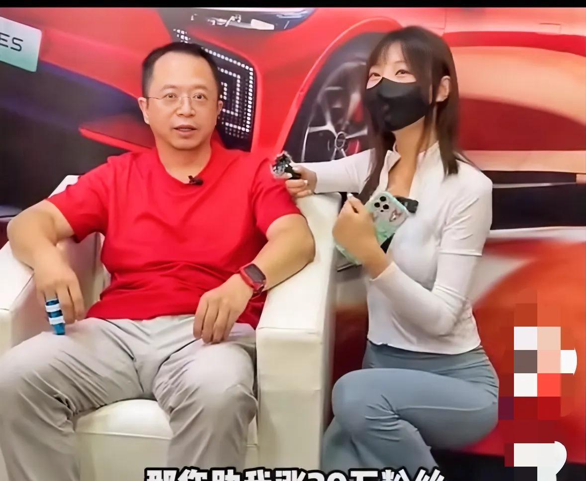 周鸿祎反应真的太快了，
怪不到他能挣大钱。
有一次一位美女采访周鸿祎，
周鸿祎突