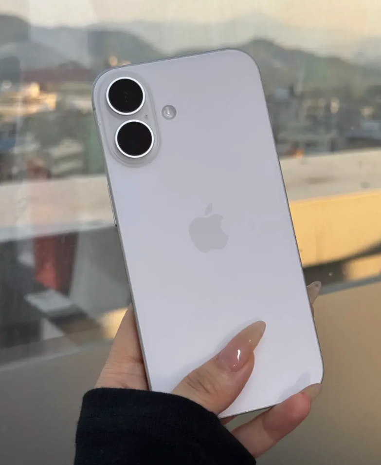 买个基础版iPhone16被同事说装

换了个新手机，也只是基础款的16，也不是