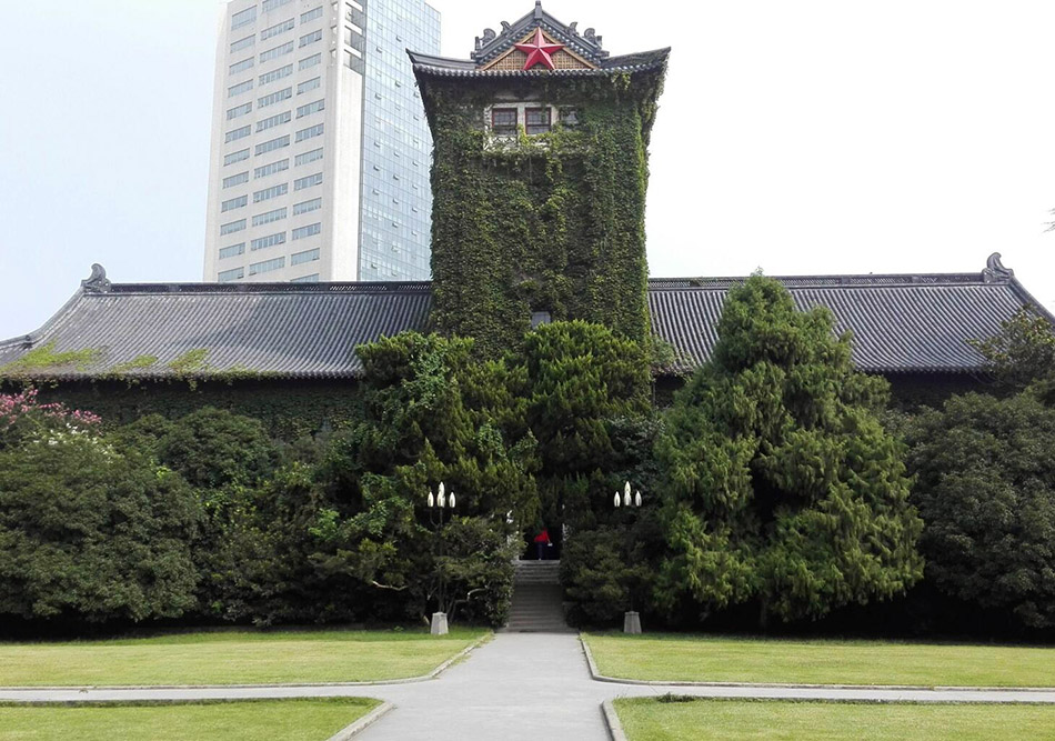南京大学现在不是三个校区了，而是四个校区了。学校规模扩大了，招生人数也就变多了。