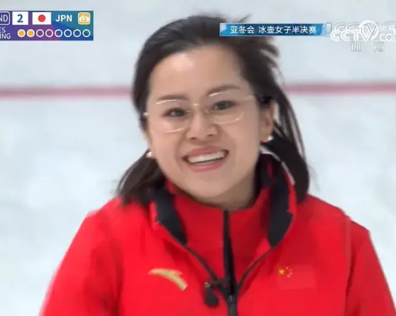 亚冬会上，在中国女子冰壶半决赛对阵日本队的比赛进行到第7局中，难得看到红区内一窜