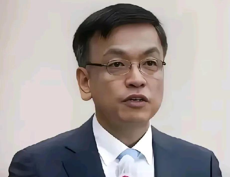 尹锡悦的风波终于告一段落，韩国政坛似乎迎来了短暂的平静。在这场动荡的背后，崔相穆