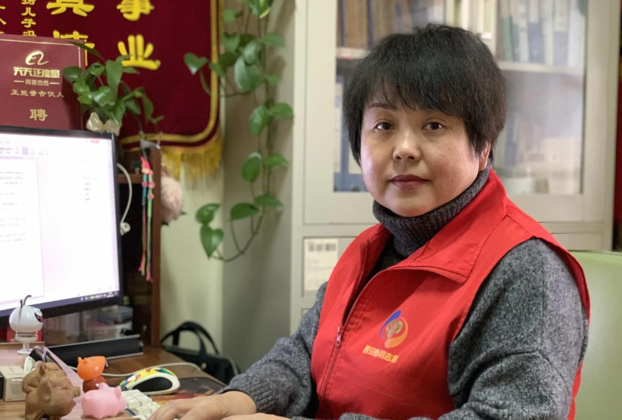 女子在医院做公益，见患儿家长席地而卧，还有位老太太叹气，“西安的馍6毛太贵了！“