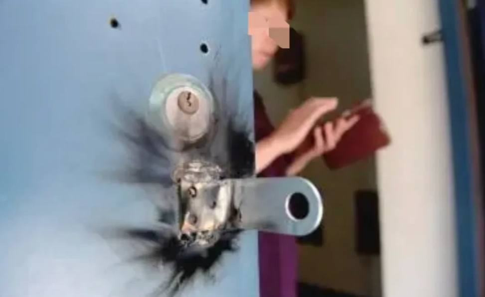 广东惠州，女子买了房就没再管，等她回去查房时竟然发现一对老夫妻撬锁住了进去。女子