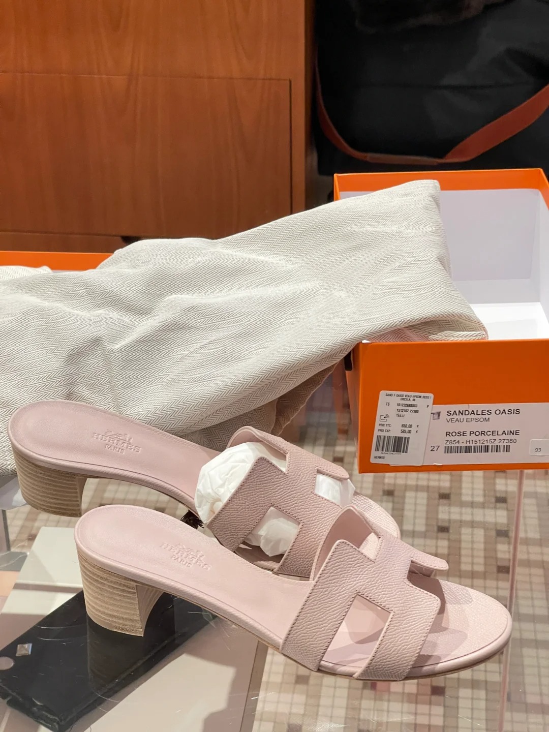 H拖 这个颜色爱惨了…
以为上脚会显黑 但并没有！！