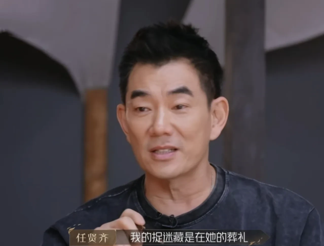 任贤齐哽咽着讲述:“我外婆会带我去一个幼稚园，他们会发糖果给我吃，我也会在那边玩