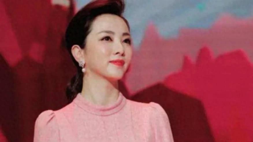 李思思央视离职后首度商演，为酒业主持年会，工作四小时赚六位数