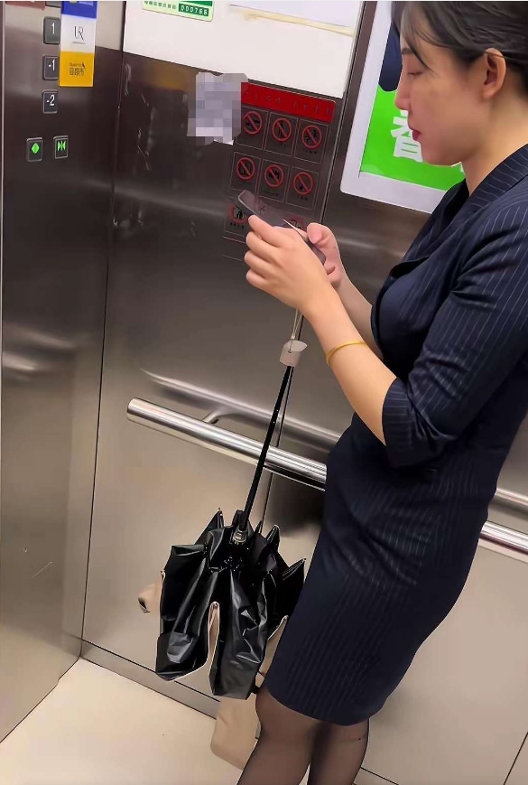 电梯里遇到领导，我该说句什么打破局面啊 尴尬的事情还是发生了，中午下班时电梯里遇