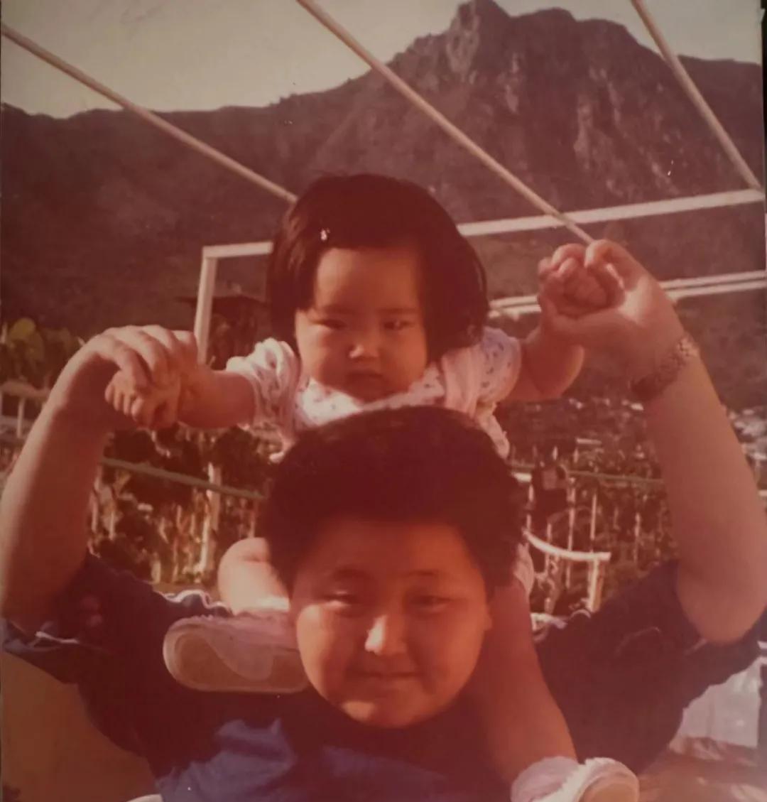 认得这是哪两位港星的童年照吗？他们可是亲叔侄！
男的实在太好认了，从小到大都脸圆