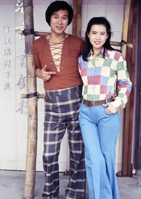这张照片拍摄于1992年，香港，45岁的郑少秋和30岁的蓝洁瑛在片场的合影旧照，