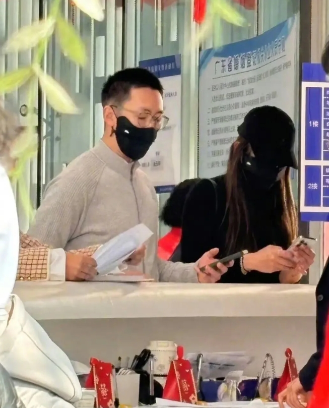 留几手和葛夕这对是真要离了，今日有网友偶遇留几手和葛夕出现在深圳民政局，《再见爱