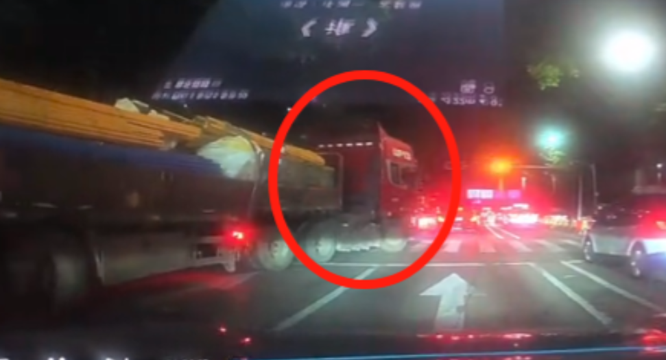 这就是善意的双向奔赴！大货车想要变道，打转向灯很久也没人礼让！一男子觉得司机不容