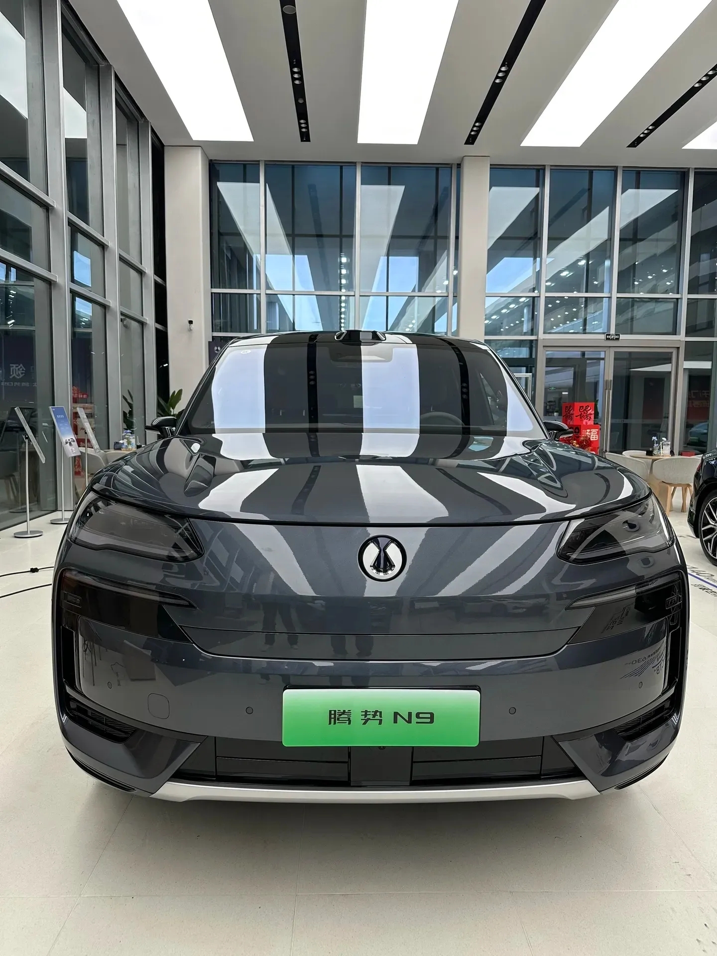 揽胜”完美平替？腾势全新旗舰级SUV N9气场太强了，实车太帅了，尺寸比M9和L