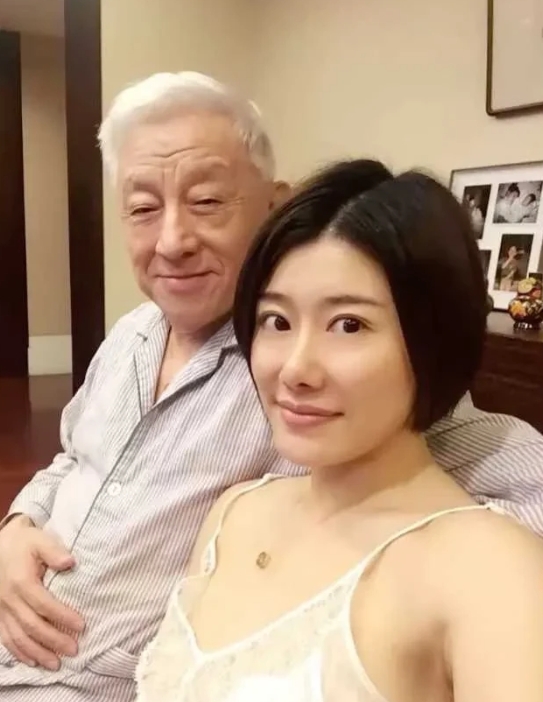 曹兴诚遭爆出轨“大陆小三”！私密照曝光

媒体人谢寒冰今（17）日在直播节目中，