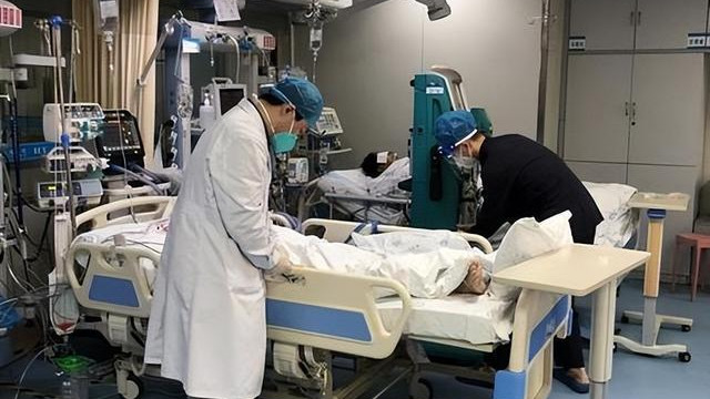 痛心，一2岁男童被电梯夹断手指，警方介入，更多曝光细节