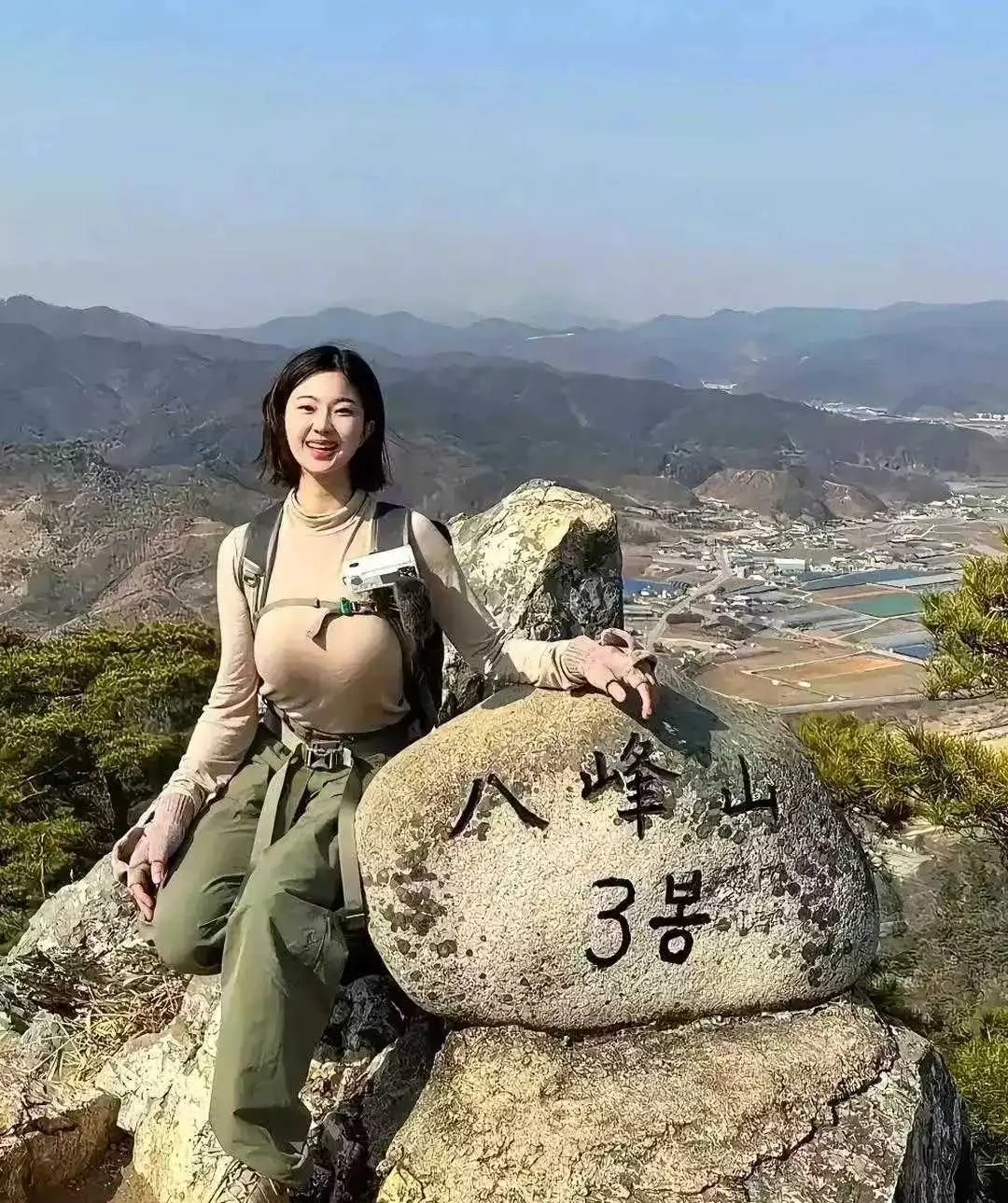女子外出爬山，晒出自拍照遭调侃，女子：别总盯着缺点，我身上有优点。在社交媒体的世