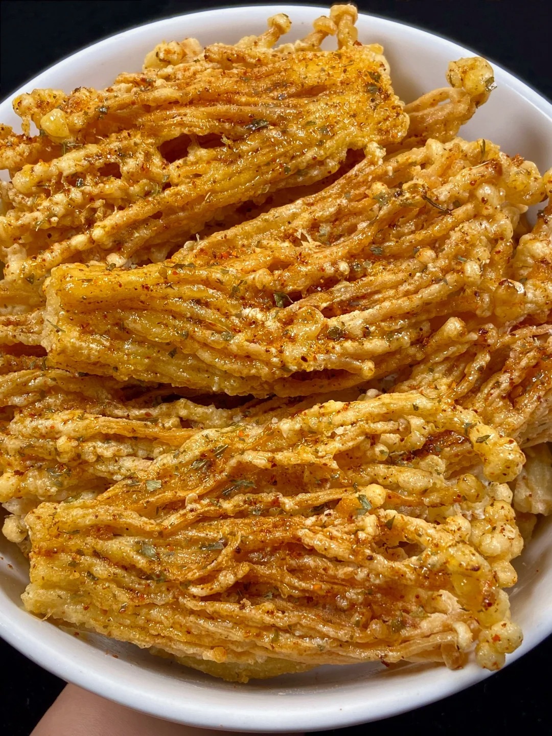 我妈做了十几年的配方，巨巨巨好吃！！
酥脆的炸金针菇这样做真的是香迷糊了！外酥里