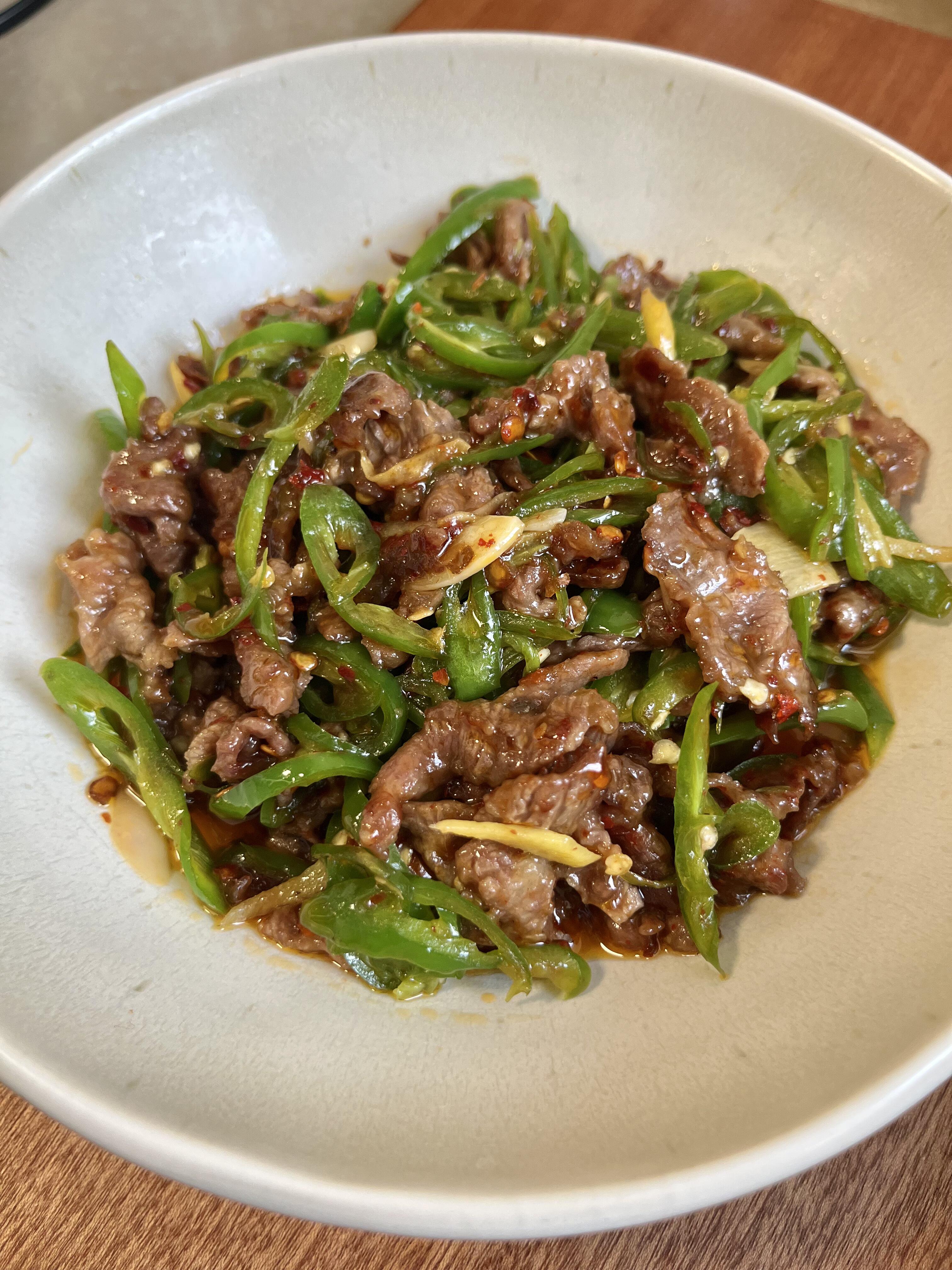 简单又好吃的辣椒炒牛肉就做好啦，分享给大家。
牛肉切成薄片，切不好牛肉的朋友可以