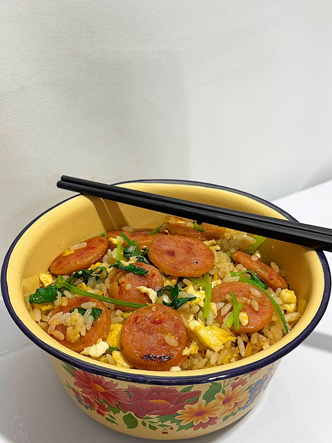今天吃什么|在家做饭🍳香菜烤肠炒饭（附做法