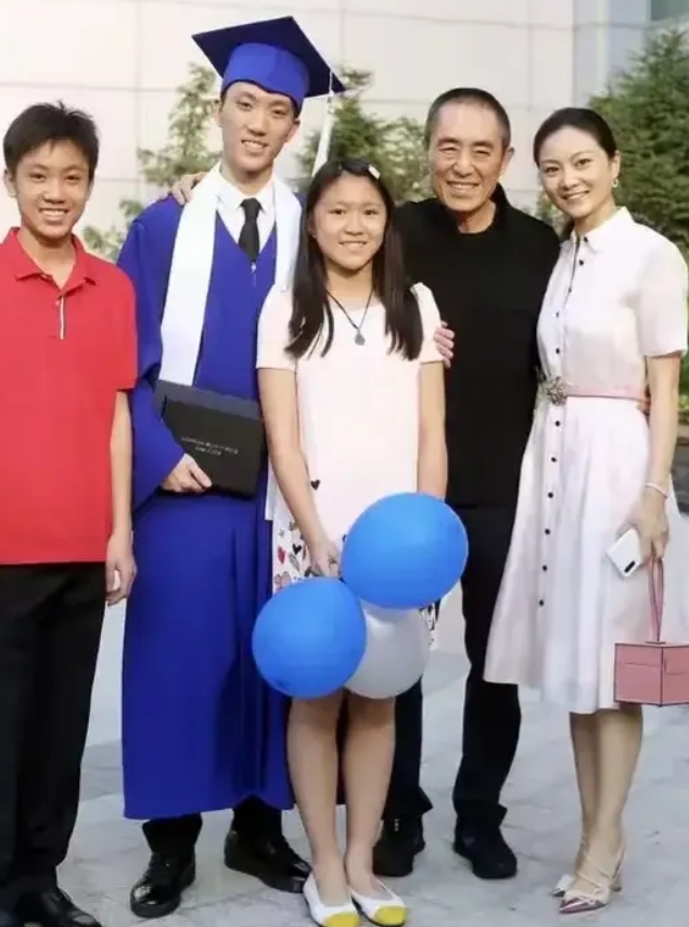 陈婷真的很会做绿叶呀，
和老公儿女们一块儿拍照的时候，陈婷把C位给了老公最喜欢的