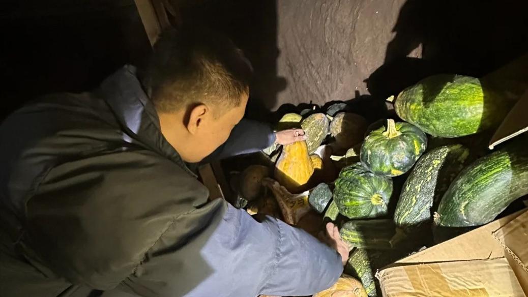 故事：公公祭日，她睡了闲置的铁床后会说当地方言，婆婆当场晕厥